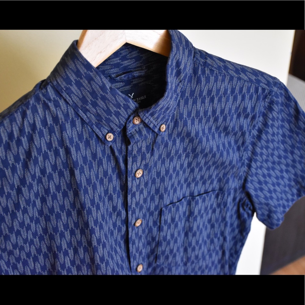 American Eagle short sleeve shirt. Excellent.